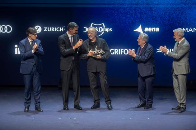 Sánchez and Illa Attend the 4th Vanguardia Awards Ceremony in Barcelona Prime Minister Pedro Sánchez presents the Lifetime Achievement Award to singer-songwriter, composer, and poet Joan Manuel Serrat during the 4th Vanguardia Awards ceremony on September 28, 2026, in Barcelona, Catalonia, Spain. These awards bring together more than 1,200 prominent figures to honor winners in ten categories focused on sustainability, innovation, culture, and civic engagement. SEPTEMBER 28, 2026 Lorena Sopê Barcelona Catalonia Barcelona Catalonia Spain  Copyright: xLorenaxSopÃªnax 7806729