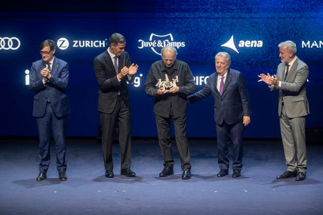 Sánchez and Illa Attend the 4th Vanguardia Awards Ceremony in Barcelona Prime Minister Pedro Sánchez presents the Lifetime Achievement Award to singer-songwriter, composer, and poet Joan Manuel Serrat during the 4th Vanguardia Awards ceremony on September 28, 2026, in Barcelona, Catalonia, Spain. These awards bring together more than 1,200 prominent figures to honor winners in ten categories focused on sustainability, innovation, culture, and civic engagement. SEPTEMBER 28, 2026 Lorena Sopê Barcelona Catalonia Barcelona Catalonia Spain  Copyright: xLorenaxSopÃªnax 7806730