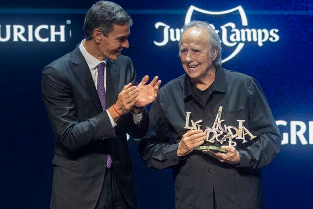 Sánchez and Illa Attend the 4th Vanguardia Awards Ceremony in Barcelona Prime Minister Pedro Sánchez presents the Lifetime Achievement Award to singer-songwriter, composer, and poet Joan Manuel Serrat during the 4th Vanguardia Awards ceremony on September 28, 2026, in Barcelona, Catalonia, Spain. These awards bring together more than 1,200 prominent figures to honor winners in ten categories focused on sustainability, innovation, culture, and civic engagement. SEPTEMBER 28, 2026 Lorena Sopê Barcelona Catalonia Barcelona Catalonia Spain  Copyright: xLorenaxSopÃªnax 7806731