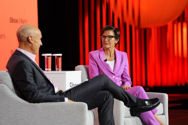 Jane Fraser (R), CEO of the U.S. financial group Citi, speaks alongside Swift CEO Javier Perez-Tasso (L) during the opening session of the Sibos conference at the Miami Beach Convention Center, United States, 28 September 2026. Fraser called for a ban on artificial intelligence (AI) agents that carry out transactions without oversight, while the International Monetary Fund (IMF) urged that the potential risks of the technology be taken seriously. The head of the Citi Group calls for oversight of artificial intelligence agents !ACHTUNG: NUR REDAKTIONELLE NUTZUNG!  Copyright: xAlbertoxBoalx USA3110 20260928-55021530836_1