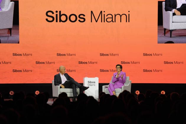 Jane Fraser (R), CEO of the U.S. financial group Citi, speaks alongside Swift CEO Javier Perez-Tasso (L) during the opening session of the Sibos conference at the Miami Beach Convention Center, United States, 28 September 2026. Fraser called for a ban on artificial intelligence (AI) agents that carry out transactions without oversight, while the International Monetary Fund (IMF) urged that the potential risks of the technology be taken seriously. The head of the Citi Group calls for oversight of artificial intelligence agents !ACHTUNG: NUR REDAKTIONELLE NUTZUNG!  Copyright: xAlbertoxBoalx USA3115 20260928-55021530838_1