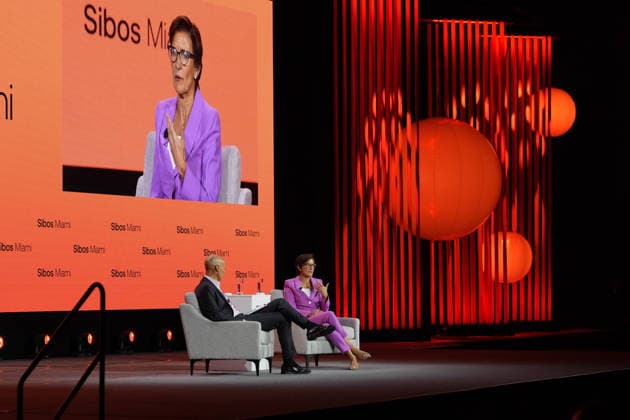 Jane Fraser (R), CEO of the U.S. financial group Citi, speaks alongside Swift CEO Javier Perez-Tasso (L) during the opening session of the Sibos conference at the Miami Beach Convention Center, United States, 28 September 2026. Fraser called for a ban on artificial intelligence (AI) agents that carry out transactions without oversight, while the International Monetary Fund (IMF) urged that the potential risks of the technology be taken seriously. The head of the Citi Group calls for oversight of artificial intelligence agents !ACHTUNG: NUR REDAKTIONELLE NUTZUNG!  Copyright: xAlbertoxBoalx USA3116 20260928-55021530839_1