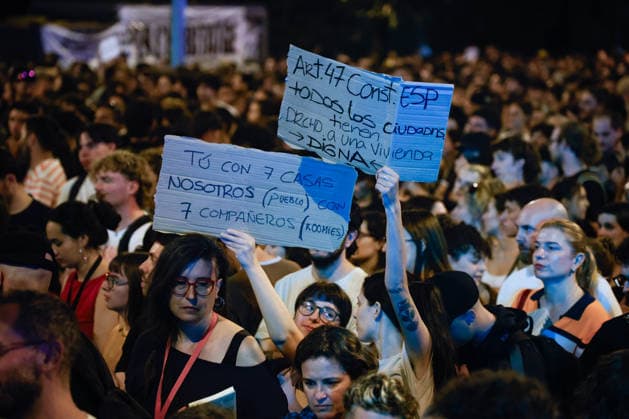 Sindicat de Llogateres Rally at the Entrance to the 4th Vanguardia Awards. Dozens of people gathered during a demonstration by the Sindicat de Llogateres in front of the Palau de Congressos de Catalunya on September 28, 2026, in Barcelona, Catalonia, Spain. The rally took place less than 48 hours before the presentation of the Housing Decree demanded by the unions and parties to the left of the PSOE. SEPTEMBER 28, 2026 Kike Rincó Barcelona Catalonia Barcelona Catalonia Spain  Copyright: xKikexRinconx 7806737