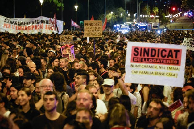 Sindicat de Llogateres Rally at the Entrance to the 4th Vanguardia Awards. Dozens of people gathered during a demonstration by the Sindicat de Llogateres in front of the Palau de Congressos de Catalunya on September 28, 2026, in Barcelona, Catalonia, Spain. The rally took place less than 48 hours before the presentation of the Housing Decree demanded by the unions and parties to the left of the PSOE. SEPTEMBER 28, 2026 Kike Rincó Barcelona Catalonia Barcelona Catalonia Spain  Copyright: xKikexRinconx 7806741