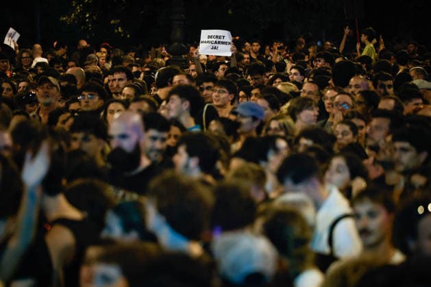 Sindicat de Llogateres Rally at the Entrance to the 4th Vanguardia Awards: Dozens of people gathered during a demonstration by the Sindicat de Llogateres in front of the Palau de Congressos de Catalunya on September 28, 2026, in Barcelona, Catalonia, Spain. The rally took place less than 48 hours before the presentation of the Housing Decree demanded by the unions and parties to the left of the PSOE. SEPTEMBER 28, 2026 Kike Rincó Barcelona Catalonia Barcelona Catalonia Spain  Copyright: xKikexRinconx 7806738