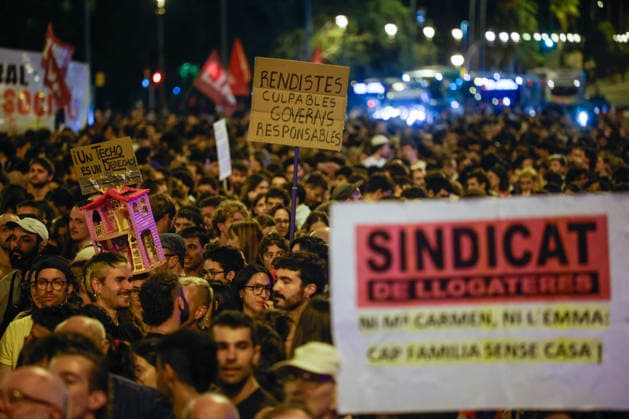 Sindicat de Llogateres Rally at the Entrance to the 4th Vanguardia Awards: Dozens of people gathered during a demonstration by the Sindicat de Llogateres in front of the Palau de Congressos de Catalunya on September 28, 2026, in Barcelona, Catalonia, Spain. The rally took place less than 48 hours before the presentation of the Housing Decree demanded by the unions and parties to the left of the PSOE. SEPTEMBER 28, 2026 Kike Rincó Barcelona Catalonia Barcelona Catalonia Spain  Copyright: xKikexRinconx 7806742