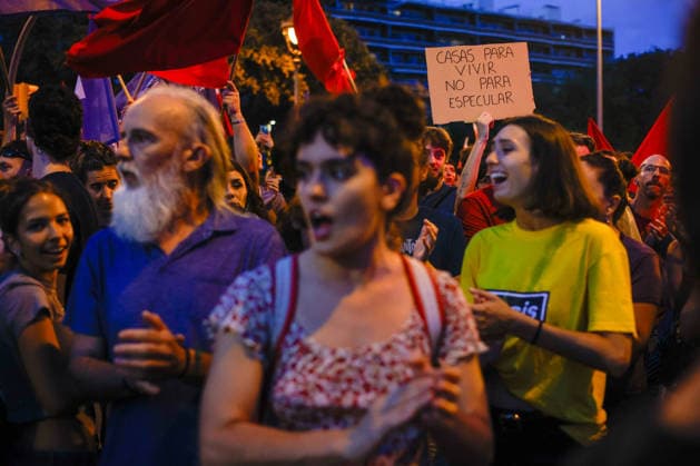 Sindicat de Llogateres Rally at the Entrance to the 4th Vanguardia Awards: Dozens of people gathered during a demonstration by the Sindicat de Llogateres in front of the Palau de Congressos de Catalunya on September 28, 2026, in Barcelona, Catalonia, Spain. The rally took place less than 48 hours before the presentation of the Housing Decree demanded by the unions and parties to the left of the PSOE. SEPTEMBER 28, 2026 Kike Rincó Barcelona Catalonia Barcelona Catalonia Spain  Copyright: xKikexRinconx 7806744