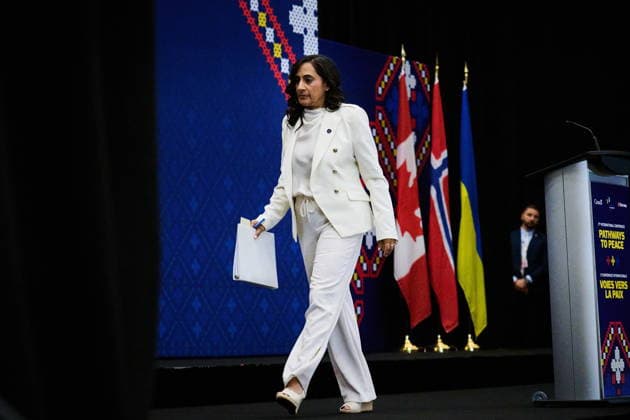September 28, 2026, Toronto, On, Canada: Minister of Foreign Affairs Anita Anand leaves after speaking to media at the Pathways to Peace conference on the return of Ukrainian children held by Russian officials in Toronto, on Monday, Sept. 28, 2026. Toronto Canada  - ZUMAc35_ 20260928_zaf_c35_137 Copyright: xSammyxKoganx