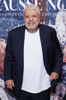 Fausse Note Premiere - Paris Enrico Macias attends the photocall for the premiere of Fausse Note held at the Publicis Cinema in Paris, France on September 28, 2026. Photo by David Boyer ABACAPRESS.COM Paris France  Copyright: xBoyerxDavid ABACAx