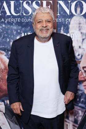 Fausse Note Premiere - Paris Enrico Macias attends the photocall for the premiere of Fausse Note held at the Publicis Cinema in Paris, France on September 28, 2026. Photo by David Boyer ABACAPRESS.COM Paris France  Copyright: xBoyerxDavid ABACAx