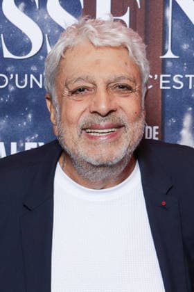 Fausse Note Premiere - Paris Enrico Macias attends the photocall for the premiere of Fausse Note held at the Publicis Cinema in Paris, France on September 28, 2026. Photo by David Boyer ABACAPRESS.COM Paris France  Copyright: xBoyerxDavid ABACAx
