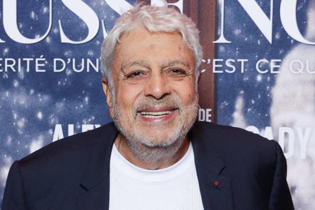 Fausse Note Premiere - Paris Enrico Macias attends the photocall for the premiere of Fausse Note held at the Publicis Cinema in Paris, France on September 28, 2026. Photo by David Boyer ABACAPRESS.COM Paris France  Copyright: xBoyerxDavid ABACAx