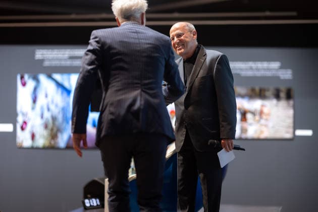 Tübingen, Gysi s Encounters at the New Art Museum with Rufus Beck, September 28, 2026. Gregor Gysi (right) greets Rufus Beck on stage.