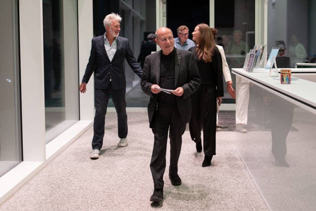 Tübingen, Gysi’s Encounters at the Neues Kunstmuseum with Rufus Beck, September 28, 2026: Gregor Gysi (center) with Rufus Beck (left) as they enter the Neues Kunstmuseum in Tübingen