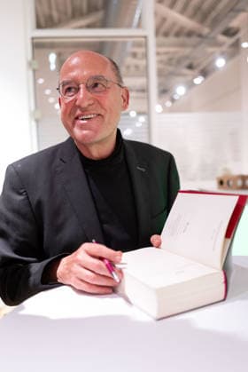 Tübingen, Gysi s Encounters at the New Art Museum with Rufus Beck, September 28, 2026 Gregor Gysi smiling as he signs his books