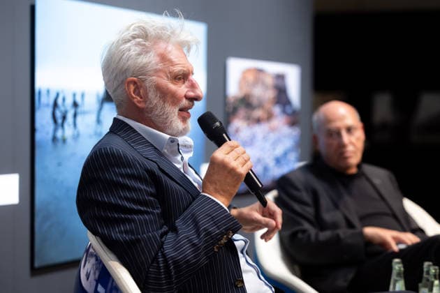 Tübingen, Gysis Encounters at the New Art Museum with Rufus Beck, September 28, 2026: Rufus Beck seated with a microphone in his hand