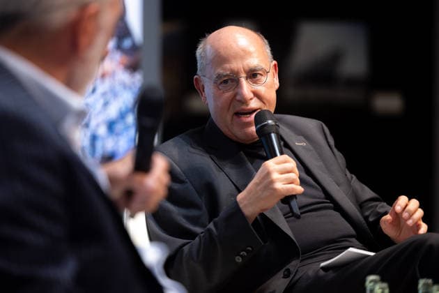 Tübingen, Gysi s Encounters at the New Art Museum with Rufus Beck, September 28, 2026: Gregor Gysi smiling with a microphone