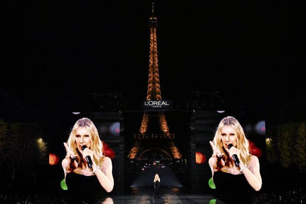 PFW - Celine Dion at LOreal Runway in Paris FA Canadian singer Celine Dion performs after the runway of l Oreal Paris for the Women s Spring Summer 2027 collection fashion during the Paris Fashion Week, on September 28, 2026. Photo by Firas Abdullah ABACAPRESS.COM Paris Ile-de-France France  Copyright: xAbdullahxFiras ABACAx