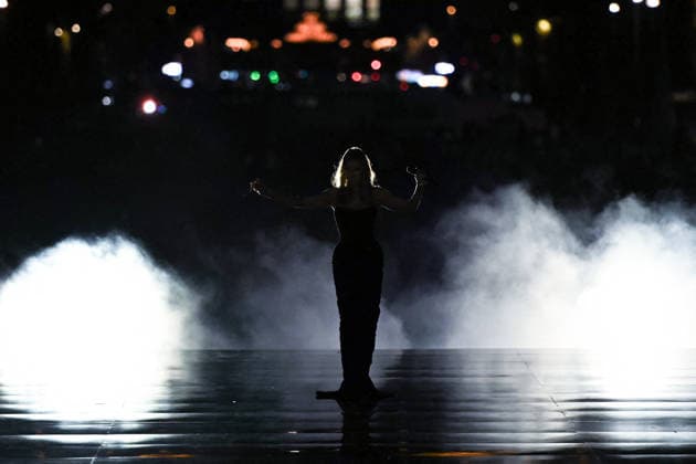 PFW - Celine Dion at LOreal Runway in Paris FA Canadian singer Celine Dion performs after the runway of l Oreal Paris for the Women s Spring Summer 2027 collection fashion during the Paris Fashion Week, on September 28, 2026. Photo by Firas Abdullah ABACAPRESS.COM Paris Ile-de-France France  Copyright: xAbdullahxFiras ABACAx