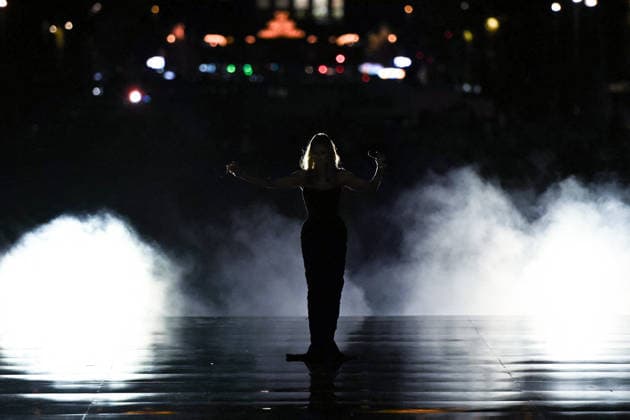 PFW - Celine Dion at LOreal Runway in Paris FA Canadian singer Celine Dion performs after the runway of l Oreal Paris for the Women s Spring Summer 2027 collection fashion during the Paris Fashion Week, on September 28, 2026. Photo by Firas Abdullah ABACAPRESS.COM Paris Ile-de-France France  Copyright: xAbdullahxFiras ABACAx