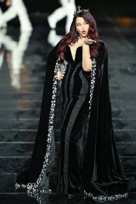 PFW - LOreal Runway in Paris FA Indian model and actress Aishwarya Rai walks the runway of l Oreal Paris for the Women s Spring Summer 2027 collection fashion during the Paris Fashion Week, on September 28, 2026. Photo by Firas Abdullah ABACAPRESS.COM Paris Ile-de-France France  Copyright: xAbdullahxFiras ABACAx