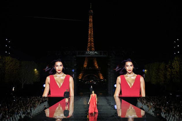 PFW - LOreal Runway in Paris FA Sara Balzer walks the runway of l Oreal Paris for the Women s Spring Summer 2027 collection fashion during the Paris Fashion Week, on September 28, 2026. Photo by Firas Abdullah ABACAPRESS.COM Paris Ile-de-France France  Copyright: xAbdullahxFiras ABACAx