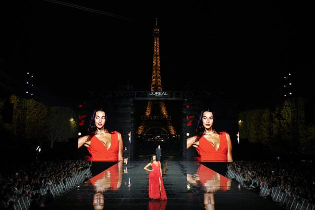 PFW - LOreal Runway in Paris FA A model walks the runway of l Oreal Paris for the Women s Spring Summer 2027 collection fashion during the Paris Fashion Week, on September 28, 2026. Photo by Firas Abdullah ABACAPRESS.COM Paris Ile-de-France France  Copyright: xAbdullahxFiras ABACAx