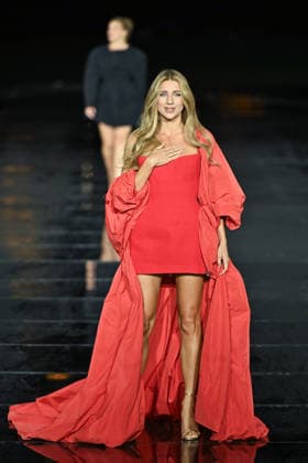PFW - LOreal Runway in Paris FA Kateryna Silchenko walks the runway of l Oreal Paris for the Women s Spring Summer 2027 collection fashion during the Paris Fashion Week, on September 28, 2026. Photo by Firas Abdullah ABACAPRESS.COM Paris Ile-de-France France  Copyright: xAbdullahxFiras ABACAx
