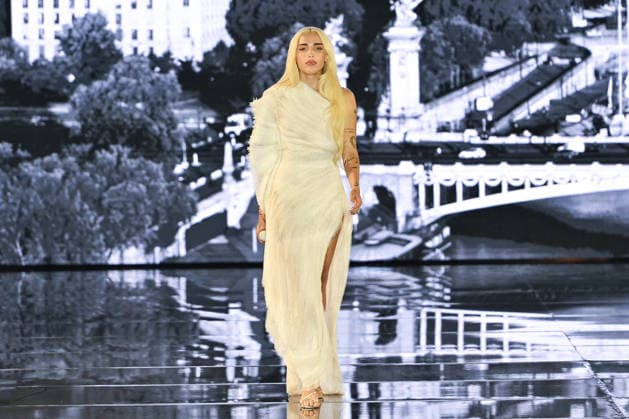 PFW - LOreal Runway in Paris FA Elena Rose performs while the runway of l Oreal Paris for the Women s Spring Summer 2027 collection fashion during the Paris Fashion Week, on September 28, 2026. Photo by Firas Abdullah ABACAPRESS.COM Paris Ile-de-France France  Copyright: xAbdullahxFiras ABACAx