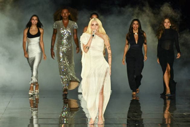 PFW - LOreal Runway in Paris FA Elena Rose performs while the runway of l Oreal Paris for the Women s Spring Summer 2027 collection fashion during the Paris Fashion Week, on September 28, 2026. Photo by Firas Abdullah ABACAPRESS.COM Paris Ile-de-France France  Copyright: xAbdullahxFiras ABACAx