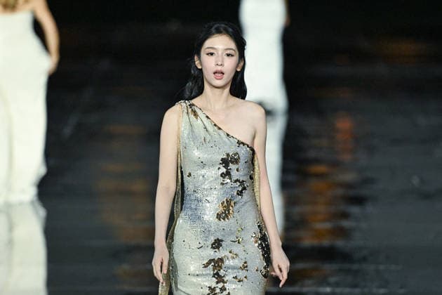 PFW - LOreal Runway in Paris FA Ye Zhou walks the runway of l Oreal Paris for the Women s Spring Summer 2027 collection fashion during the Paris Fashion Week, on September 28, 2026. Photo by Firas Abdullah ABACAPRESS.COM Paris Ile-de-France France  Copyright: xAbdullahxFiras ABACAx