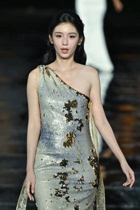 PFW - LOreal Runway in Paris FA Ye Zhou walks the runway of l Oreal Paris for the Women s Spring Summer 2027 collection fashion during the Paris Fashion Week, on September 28, 2026. Photo by Firas Abdullah ABACAPRESS.COM Paris Ile-de-France France  Copyright: xAbdullahxFiras ABACAx