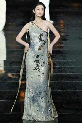 PFW - LOreal Runway in Paris FA Ye Zhou walks the runway of l Oreal Paris for the Women s Spring Summer 2027 collection fashion during the Paris Fashion Week, on September 28, 2026. Photo by Firas Abdullah ABACAPRESS.COM Paris Ile-de-France France  Copyright: xAbdullahxFiras ABACAx