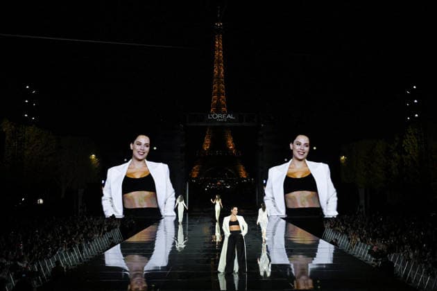 PFW - LOreal Runway in Paris FA A model walks the runway of l Oreal Paris for the Women s Spring Summer 2027 collection fashion during the Paris Fashion Week, on September 28, 2026. Photo by Firas Abdullah ABACAPRESS.COM Paris Ile-de-France France  Copyright: xAbdullahxFiras ABACAx