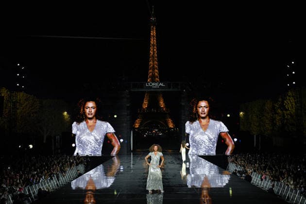 PFW - LOreal Runway in Paris FA A model walks the runway of l Oreal Paris for the Women s Spring Summer 2027 collection fashion during the Paris Fashion Week, on September 28, 2026. Photo by Firas Abdullah ABACAPRESS.COM Paris Ile-de-France France  Copyright: xAbdullahxFiras ABACAx