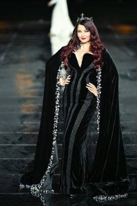 PFW - LOreal Runway in Paris FA Indian model and actress Aishwarya Rai walks the runway of l Oreal Paris for the Women s Spring Summer 2027 collection fashion during the Paris Fashion Week, on September 28, 2026. Photo by Firas Abdullah ABACAPRESS.COM Paris Ile-de-France France  Copyright: xAbdullahxFiras ABACAx