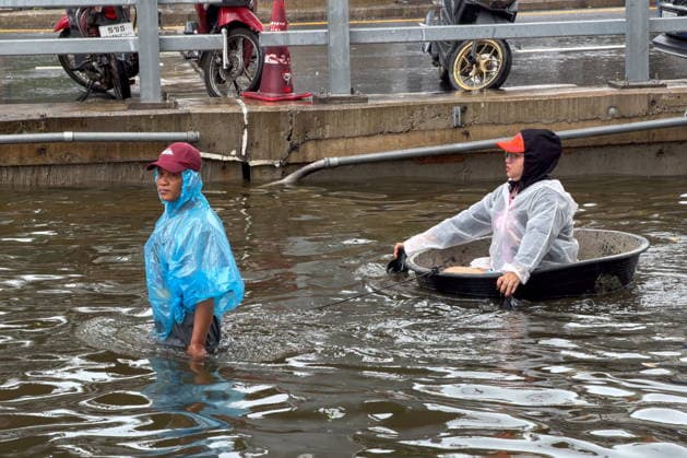 September 28, 2026, Bangkok, Bangkok, Thailand: A man was carrying a woman sitting in a basin in waist-level water on Lat Phrao Road in Bangkapi, one of the most flooded areas in Bangkok since an active low-pressure system and monsoon have dumped nearly 300 millimetres (11.8 inches) of rain since the afternoon of September 24. Bangkok authorities have officially declared all 50 districts of the Thai capital as flood disaster areas following four straight days of severe rainfall. Bangkok Thailand - ZUMAkok, 20260928_zip_w151_039 Copyright: xPatrickxChengzhixWangx
