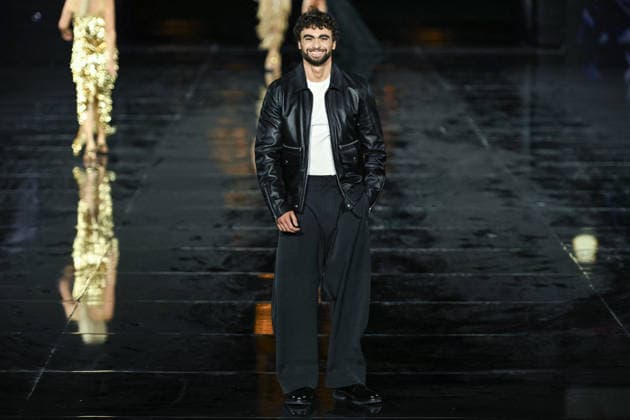 PFW - LOreal Runway in Paris FA Arda Saatci walks the runway of l Oreal Paris for the Women s Spring Summer 2027 collection fashion during the Paris Fashion Week, on September 28, 2026. Photo by Firas Abdullah ABACAPRESS.COM Paris Ile-de-France France  Copyright: xAbdullahxFiras ABACAx