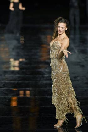PFW - LOreal Runway in Paris FA Serenay Sarikaya walks the runway of l Oreal Paris for the Women s Spring Summer 2027 collection fashion during the Paris Fashion Week, on September 28, 2026. Photo by Firas Abdullah ABACAPRESS.COM Paris Ile-de-France France  Copyright: xAbdullahxFiras ABACAx