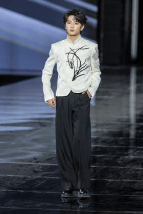 Mu Zhicheng – L’Oréal Paris Express Your Worth Fashion Show in Paris, France, on September 29, 2025 Olivier Borde Bestimage L’Oréal Paris Fashion Show, Express Your Worth in Paris, France, September 2025 France  Copyright: xOLIVIERxBORDEx xBESTIMAGExOLIVIERxBORDEx xBESTIMAGEx