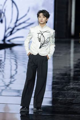 Mu Zhicheng – L’Oréal Paris Express Your Worth Fashion Show in Paris, France, on September 29, 2025 Olivier Borde Bestimage L’Oréal Paris Fashion Show, Express Your Worth in Paris, France, September 2025 France  Copyright: xOLIVIERxBORDEx xBESTIMAGExOLIVIERxBORDEx xBESTIMAGEx
