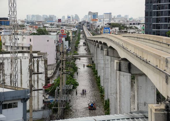 Severe floods in Bang Kapi District, Bangkok - 28 Sept 2026 An aerial view of Lat Phrao Road, with the main road flooded and cars and people wading through the water in Bang Kapi District. On September 26, all 50 districts of Bangkok were declared disaster-affected areas. Three days later, floodwaters still remained in parts of the city. In heavily affected areas such as Bang Kapi District, residents remained in floodwater. Bangkok Thailand Copyright: xNathaliexJamoisx xSOPAxImagesx NathalieJamois_BangKapiFlood2026-21