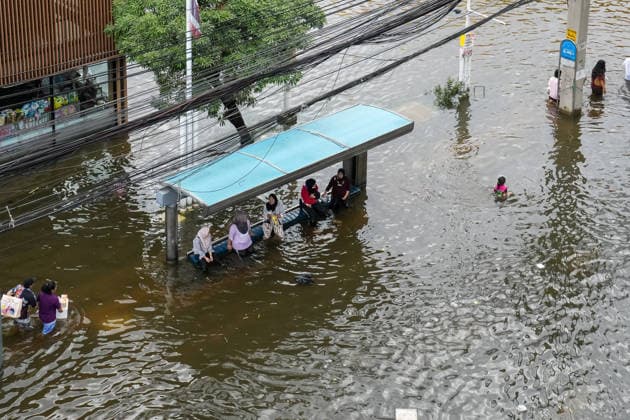 September 28, 2026, Bangkok, Thailand: A view from above of a bus stop on Lat Phrao Road, with the road flooded and people waiting for the bus in Bang Kapi District. On September 26, all 50 districts of Bangkok were declared disaster-affected areas. Three days later, floodwaters still remained in parts of the city. In heavily affected areas such as Bang Kapi District, residents remained in floodwater. Bangkok Thailand  - ZUMAs197 20260928_aaa_s197_368 Copyright: xNathaliexJamoisx