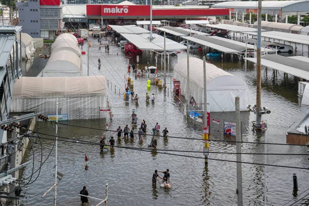 September 28, 2026, Bangkok, Thailand: A view from above of people walking to and from Makro, a wholesale food store, through the floodwater in Bang Kapi District. On September 26, all 50 districts of Bangkok were declared disaster-affected areas. Three days later, floodwaters still remained in parts of the city. In heavily affected areas such as Bang Kapi District, residents remained in floodwater. Bangkok Thailand - ZUMAs197 20260928_aaa_s197_370 Copyright: xNathaliexJamoisx