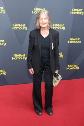HAMBURG FILM FESTIVAL 2026, Day 4: Angela Winkler, Hamburg Film Festival; Ms. Winkler leaves the building, Cinemaxx, Hamburg, September 28, 2026 Copyright: xEventpressxBecherx