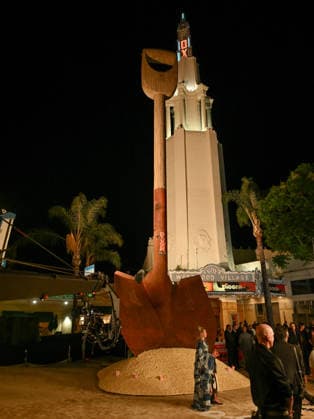 September 28, 2026, Westwood, California, USA: A large shovel berried in a faux popcorn pile of popcorn stands outside the Dirtectors Village promoting Digger at the Los Angeles Premiere Of Warner Bros. Pictures Digger red carpet. Westwood USA  - ZUMAb173 20260928_aap_b173_046 Copyright: xBillyxBennightx