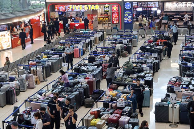 Backlog of luggage at Suvarnabhumi Airport after flood delays, Bangkok, Thailand - 29th September 2026 Piles of luggage at Suvarnabhumi Airport in Bangkok, Thailand, after flooding caused staff shortages to deal with the backlog of bags and suitcases arriving on scheduled flights. Bangkok Thailand Copyright: xPaulxBrownx