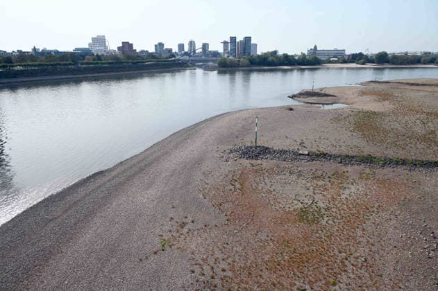 Low water levels in the Rhine have exposed a large sandbar; rocks and sand on the riverbank, as seen from the Rheinknie Bridge; low water levels in the Rhine near Düsseldorf; Düsseldorf on September 28, 2026,