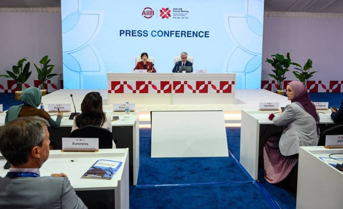 Opening ceremony of the 11th annual meeting of the Asian Infrastructure Investment Bank (AIIB) in Doha Asian Infrastructure Investment Bank (AIIB) President and Chair of the Board of Directors Zou Jiayi (L) addresses a press conference alongside Director General, Communications of Asian Infrastructure Investment Bank (AIIB) Jeffrey Hiday (R) at the 11th Annual Meeting of the Board of Governors of the Asian Infrastructure Investment Bank (AIIB) in Doha,Qatar on September 28, 2026 DOHA Qatar Copyright: xNOUSHADx