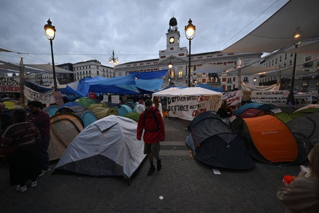 Tent protest continues against housing crisis in Spain MADRID, SPAIN - SEPTEMBER 29 : Protesters continue their tent-city demonstration at Sol Square, demanding solutions from central and regional governments to combat the country s housing crisis, following the court-ordered and police-enforced eviction on September 23 of 87-year-old Mari Carmen, a symbolic figure who became unable to afford the rent on her 70-year residence on September 29, 2026 in Madrid, Spain. Burak Akbulut Anadolu Madrid Spain. Editorial use only. Please get in touch for any other usage.  Copyright: x2026xAnadoluxBurakxAkbulutx